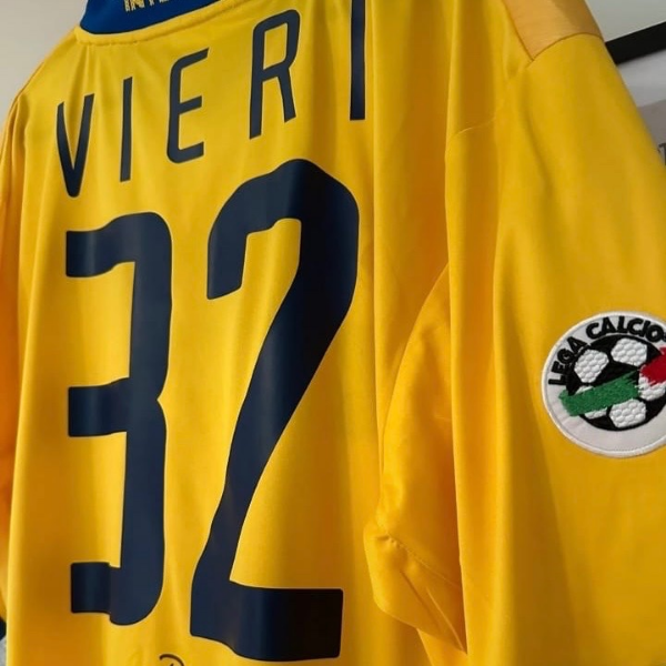 Vieri Inter vintage shirt - Signed with photographic proof Vieri Inter vintage shirt - Signed with photographic proof