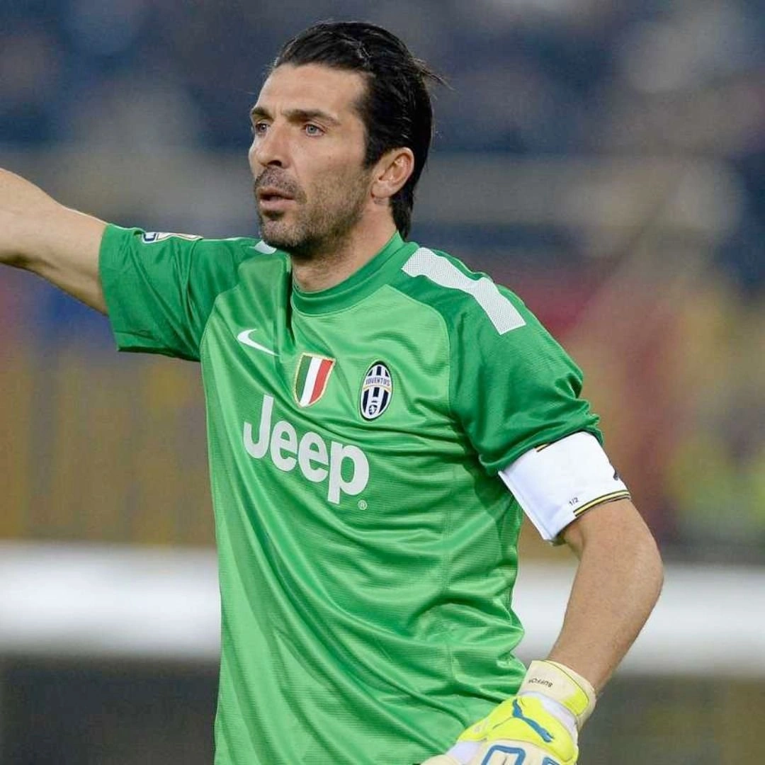 c*e様 エトレア BUFFON 1 サッカーシャツ Amazon.com: Gianluigi Buffon Signed Italy Soccer Jersey #1