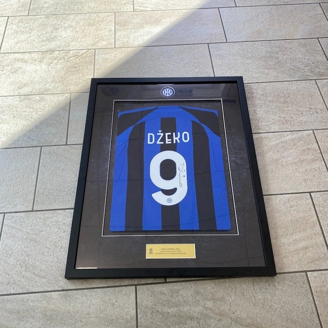 cover image of the auction item