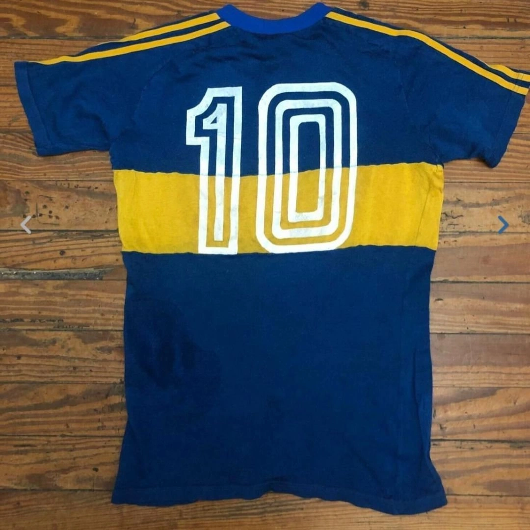 FOTO ZOOM - Geolier e la maglia 10 del Boca Juniors di Maradona