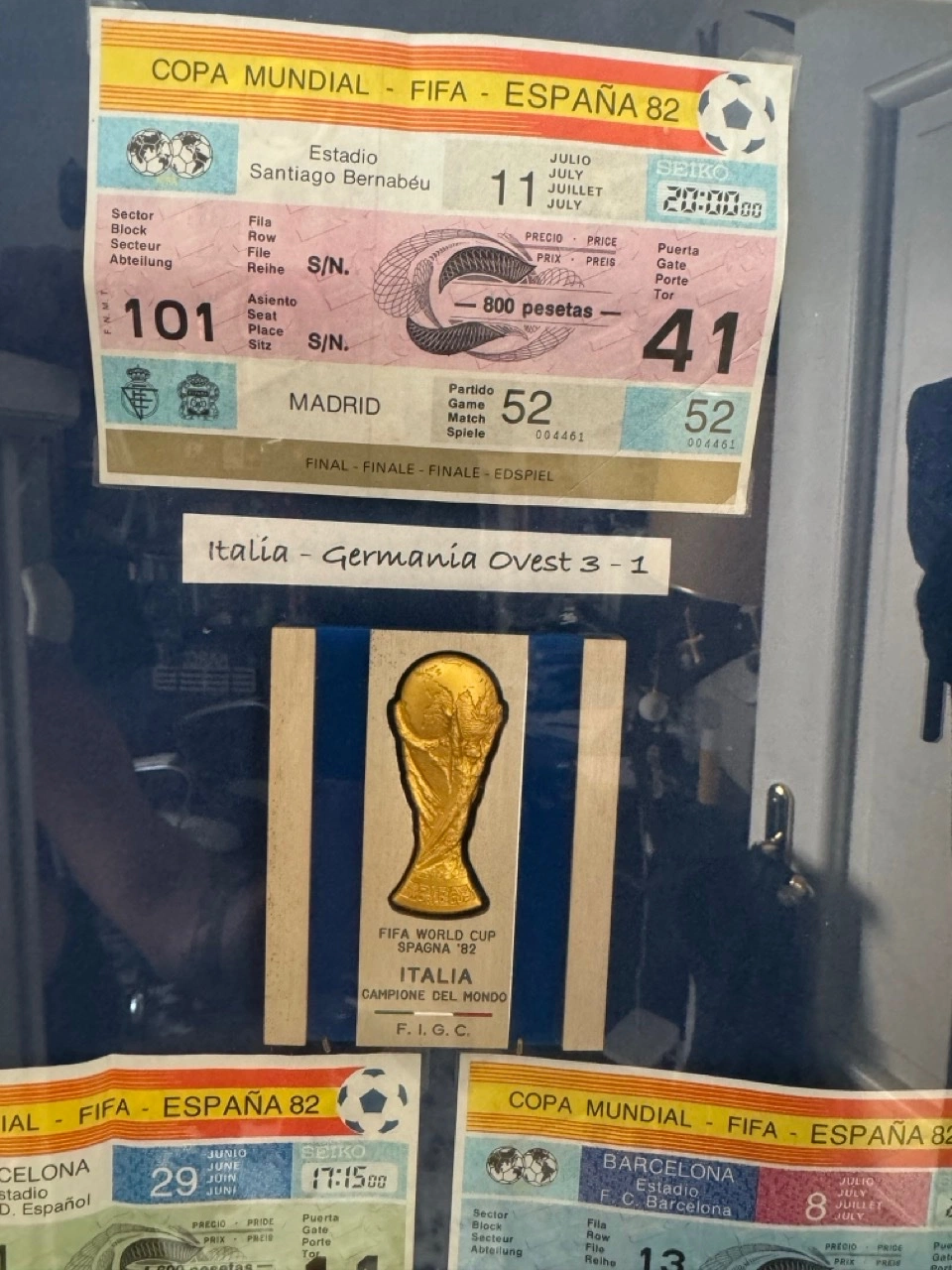 5 tickets Italy 1982 World Cup + Bertoni Celebrating plate