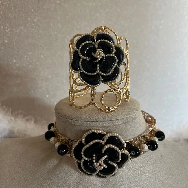 cover image of the auction item