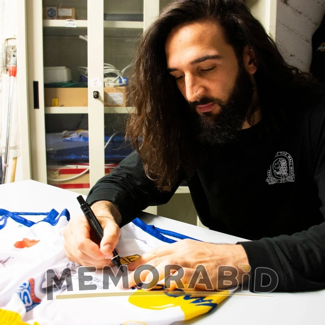 cover image of the auction item