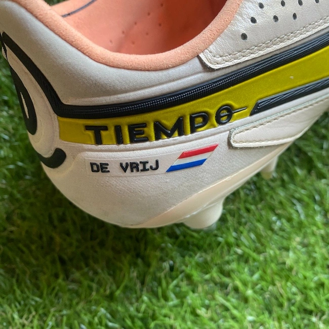 cover image of the auction item