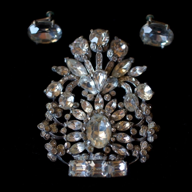 cover image of the auction item