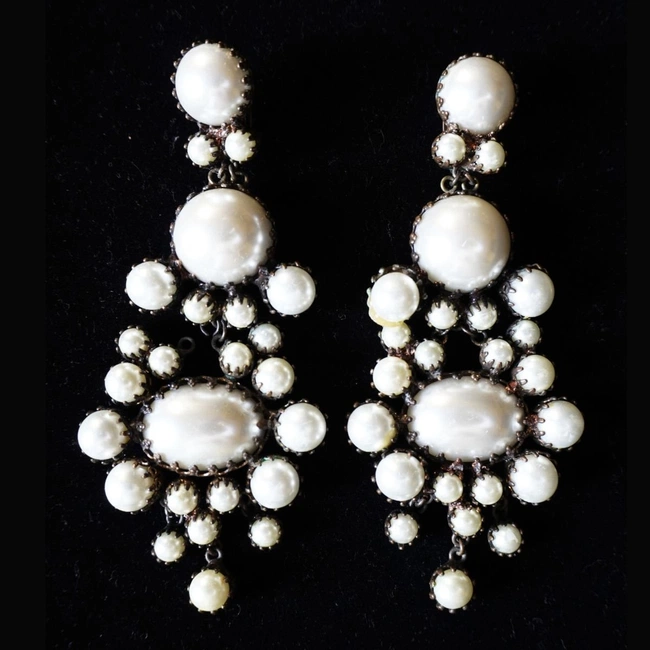 cover image of the auction item