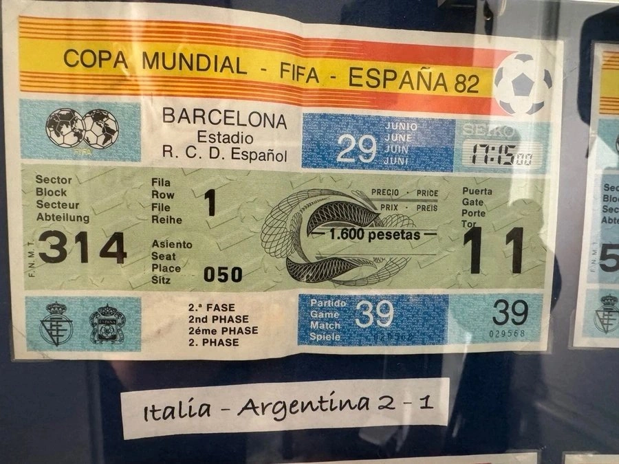 5 tickets Italy 1982 World Cup + Bertoni Celebrating plate