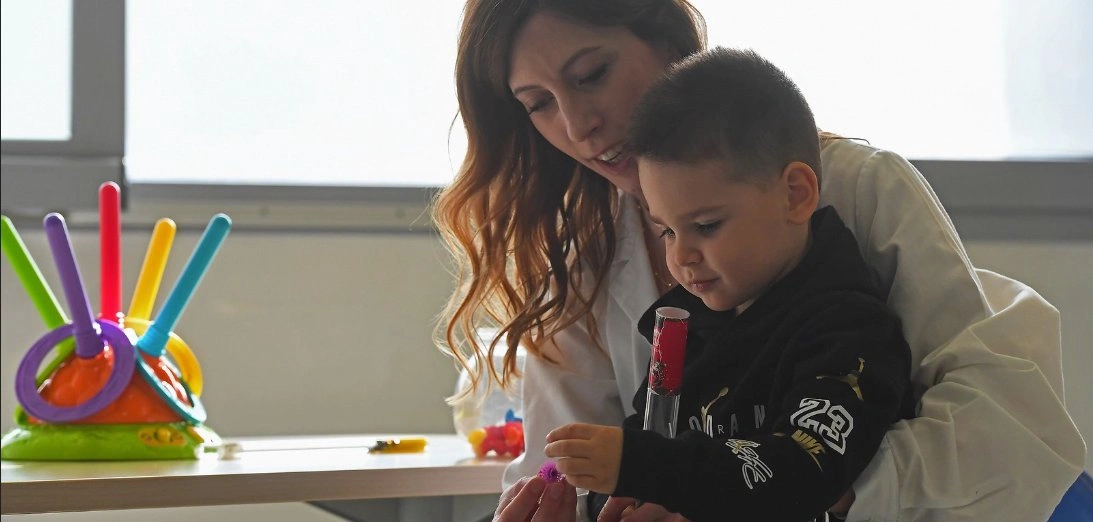 <p><span style="color: rgb(34, 34, 34);">La Nostra Famiglia è una grande realtà accogliente che offre un ambiente di cura, riabilitazione e ricerca scientifica dedicato ai bambini con disabilità o con disturbi dello sviluppo per favorire la piena espressione della loro voglia di vivere. 28 strutture in Italia, équipe motivate, competenze scientifiche e tecnologie avanzate sono al servizio di bambini e ragazzi e delle loro famiglie. Nata dall’intuizione di carità del beato Luigi Monza, dal 1946 opera in 6 regioni ed è impegnata nello sviluppo della ricerca e delle conoscenze scientifiche nel campo della disabilità e dei disturbi dello sviluppo con l’Istituto di Ricovero e Cura a Carattere Scientifico “Eugenio Medea”.</span></p>