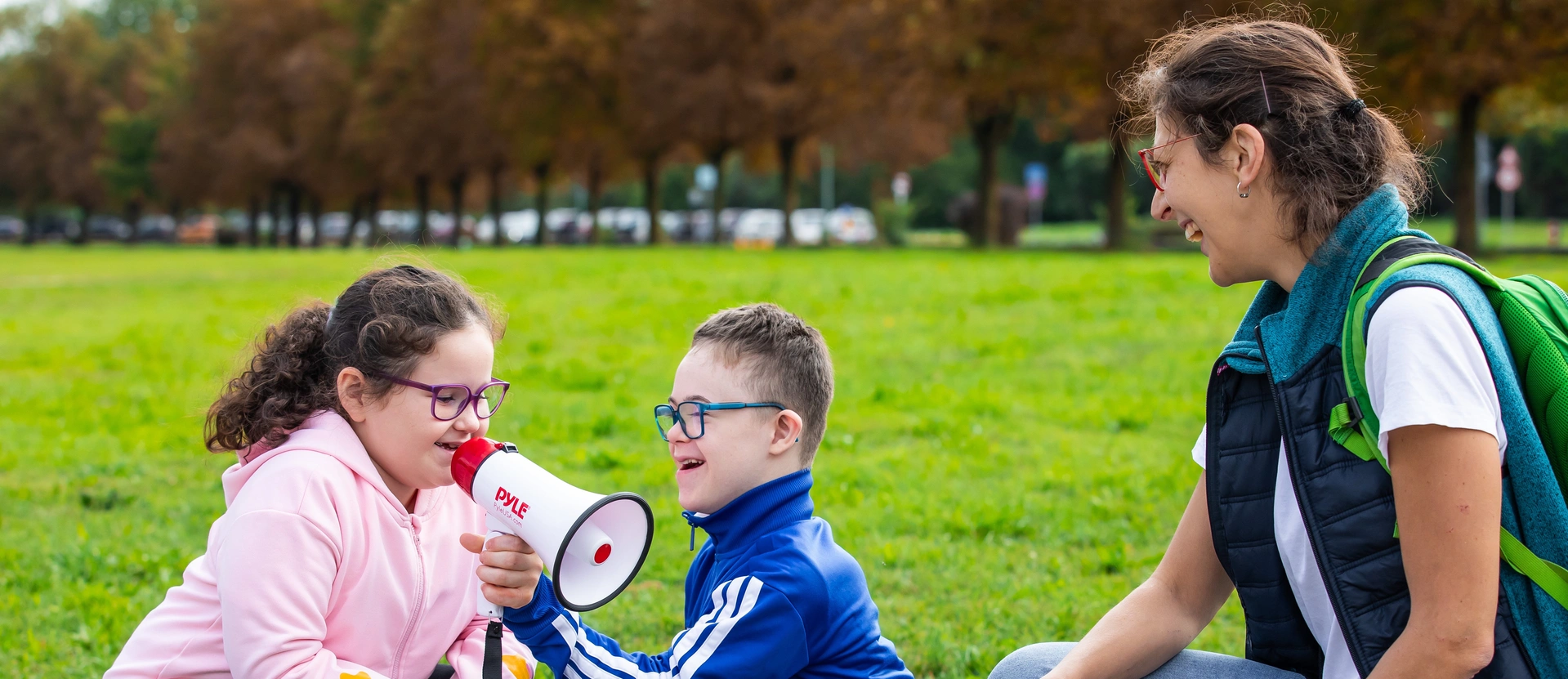 <p>Fondato oltre 30 anni fa da Cristina Mondadori in ricordo della sua prima nipotina, il&nbsp;<strong>Centro Benedetta D'Intino ETS</strong>&nbsp;accompagna bambini e ragazzi con disabilità comunicativa complessa, disturbi del neurosviluppo e difficoltà psicologiche, insieme alle loro famiglie.</p><p>Crediamo che ogni bambino abbia il diritto di esprimere bisogni, desideri, emozioni e pensieri e di poter partecipare pienamente alla vita che lo circonda.</p><p>Per molti bambini la comunicazione non avviene attraverso le parole. Può passare attraverso sguardi, gesti, immagini, simboli e strumenti alternativi che permettono loro di farsi comprendere e di entrare in relazione con gli altri.</p><p>Per questo il Centro Benedetta D'Intino è da oltre trent'anni un punto di riferimento nella&nbsp;<strong>Comunicazione Aumentativa Alternativa (CAA)</strong>, un approccio clinico che aiuta bambini con disabilità comunicativa associata a patologie neurologiche, genetiche, cromosomiche, neuromotorie e disturbi del neurosviluppo a trovare il proprio modo di comunicare e a sviluppare il massimo livello possibile di autonomia e partecipazione.</p><p>Ogni giorno il nostro lavoro non riguarda solo i bambini, ma anche le persone che vivono accanto a loro: genitori, fratelli, insegnanti e caregiver. Perché comunicare significa costruire relazioni, comprendere ed essere compresi.</p><p>Partecipando a questa asta solidale ci aiuterai a sostenere percorsi specialistici, strumenti personalizzati e progetti che permettono a sempre più bambini e famiglie di costruire nuove possibilità di comunicazione.</p><p><strong>Perché comunicare è un diritto di tutti.</strong></p><p class="ql-align-justify"><a href="https://www.benedettadintino.it/" rel="noopener noreferrer" target="_blank" data-cmp-ab="2">Scopri il Centro Benedetta D'Intino</a></p>